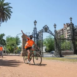 Excursión privada en bicicleta por la Ciudad de Mendoza y almuerzo en una bodega de Chacras de Coria